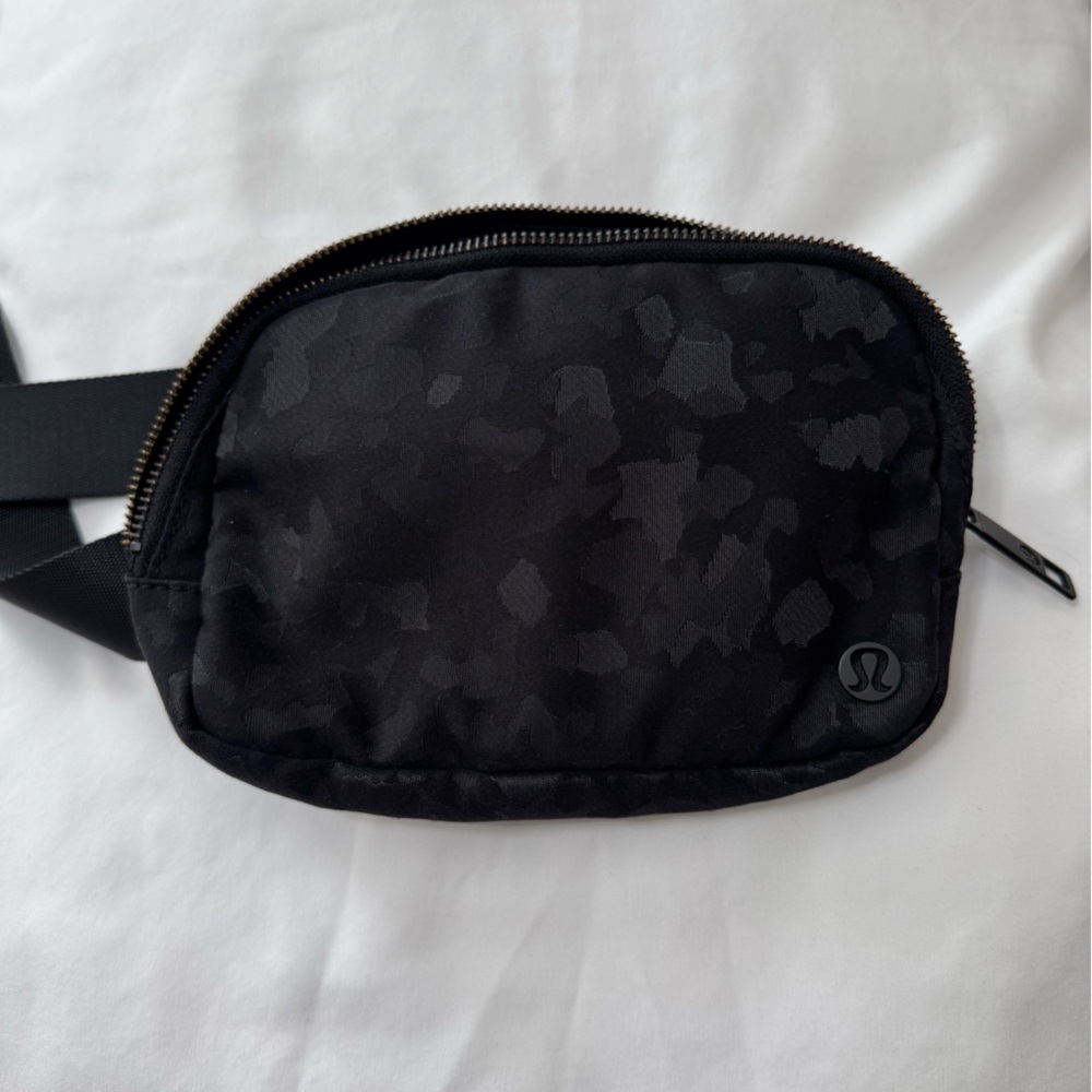 Lululemon Everywhere Belt Bag 1L-Fragment Camo Jacquard Black Deep Coal (Used)
